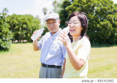 水分補給をする高齢者 水分補給をする高齢者 68543992