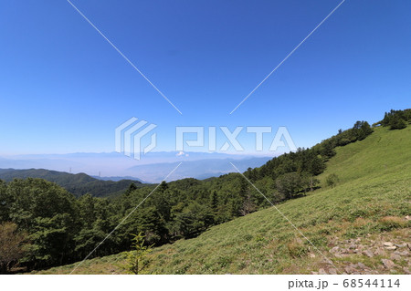 夏の大菩薩嶺の登山道からの富士山や南アルプスの眺め 68544114