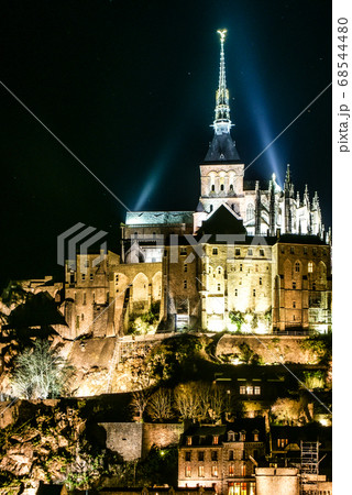 ライトアップされたモンサンミッシェルの夜景の写真素材