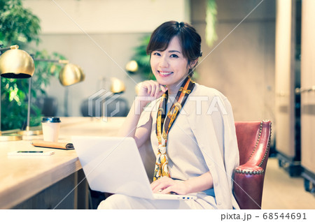 パソコンで作業する若い女性 68544691