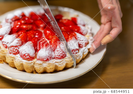 ケーキを切る 68544951