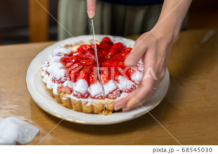 ケーキを切る 68545030