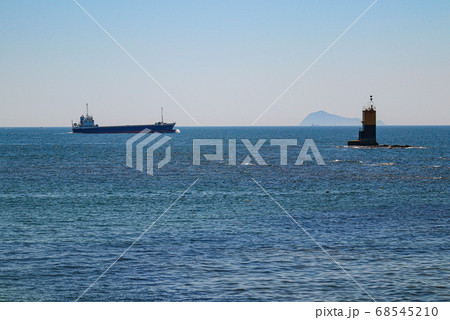大型貨物船が航行する師崎の海 大型貨物船が航行する師崎の海 68545210