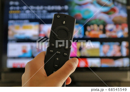 リモコンを持った手と画面をボカしたテレビ画面 リモコンを持った手と画面をボカしたテレビ画面 68545549