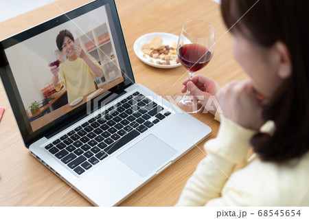 オンライン飲み会をしているカップル 68545654