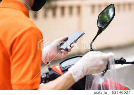 deliveryman check customer location by smartphone 68546024
