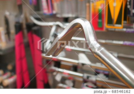 銀色のバール 釘抜き 68546162