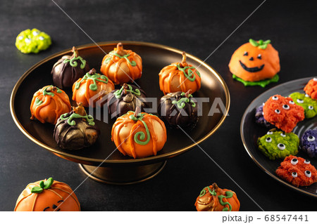 Halloween gourmet cake pops with black background. Autumn concept. Halloween holiday. 68547441