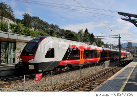 ノルウェー ノルウェー鉄道 ベルゲン線のヴォス駅 停車中の電車の一編成5両全車両を望む ノルウェー ノルウェー鉄道 ベルゲン線のヴォス駅 停車中の電車の一編成5両全車両を望む 68547856