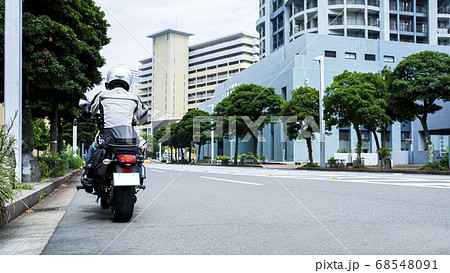 バイクライフ　ライダーとバイクと横浜市　後姿 68548091