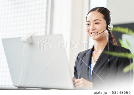 PCに向かってビデオ通話をする女性 68548669