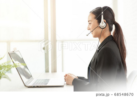 PCに向かってビデオ通話をする女性 68548670