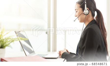 PCに向かってビデオ通話をする女性 68548671