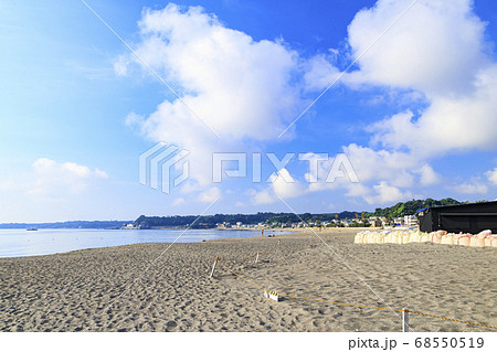 コロナ渦で閑散とした首都圏で有名な海水浴場の三浦海岸の夏の写真素材 68550519 Pixta