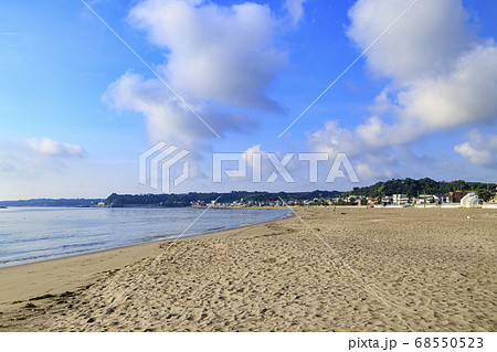 コロナ渦で閑散とした首都圏で有名な海水浴場の三浦海岸の夏の写真素材