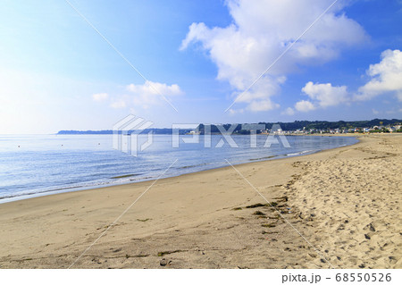 コロナ渦で閑散とした首都圏で有名な海水浴場の三浦海岸の夏の写真素材
