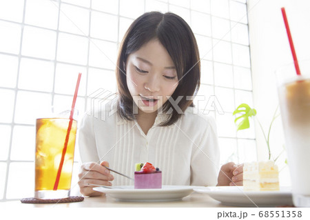 カフェでケーキを食べる女性 カフェでケーキを食べる女性 68551358