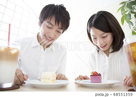 カフェでデートするカップル カフェでデートするカップル 68551359