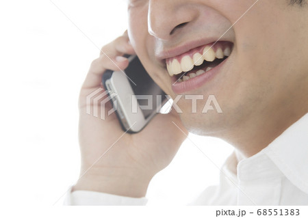 電話する男性 68551383
