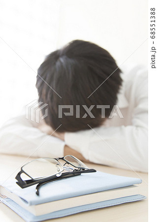 眼精疲労の男性 眼精疲労の男性 68551388
