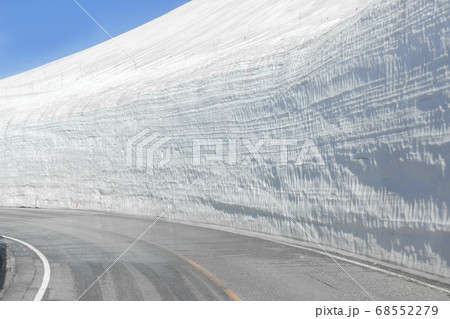 【富山県】立山黒部アルペンルート_雪の大谷  68552279
