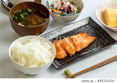 朝食のご飯に鮭と味噌汁と卵焼きにタコの酢の物 朝食のご飯に鮭と味噌汁と卵焼きにタコの酢の物 68552424