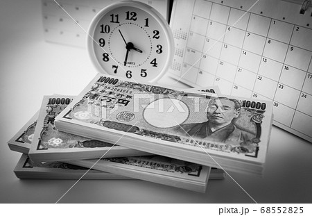 時計とお金とカレンダー　時間　時は金なり　紙幣　運用　長期投資 68552825
