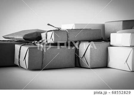 たくさんの小包　荷物　返礼品　贈り物　流通センター　繁忙期　配送 68552829