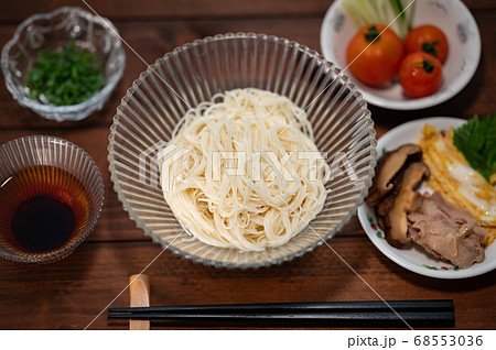 そうめんと薬味 68553036