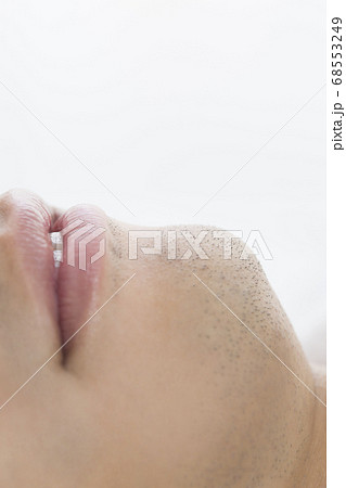 男性の口元 男性の口元 68553249