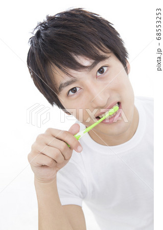 歯磨きする男性 歯磨きする男性 68553253