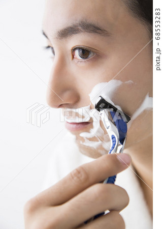 髭を剃る男性 68553283