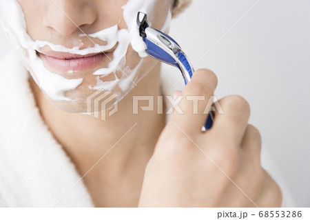 髭を剃る男性 68553286