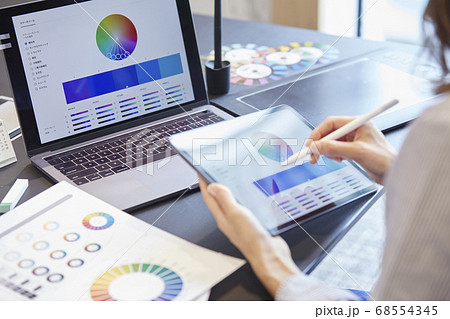 タブレットでデザインをする女性 68554345