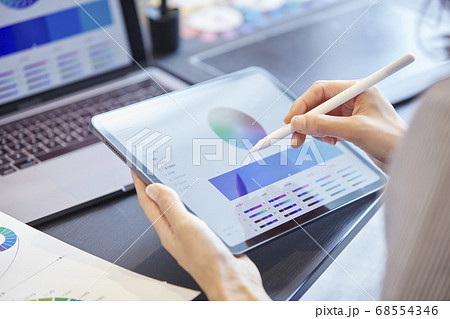 タブレットでデザインをする女性 68554346