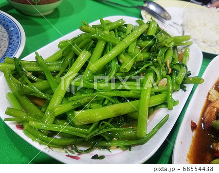 タイ、屋台の空心菜炒め/Fried morning glory at hawker 68554438