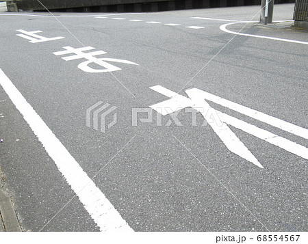 止まれの道路標示の写真素材