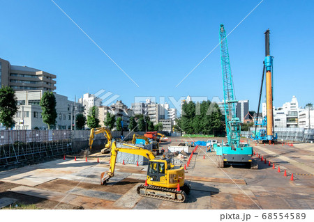 大規模な建設現場の基礎工事 68554589