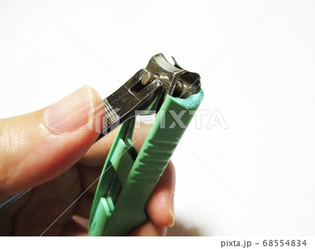 手に持った爪切り 68554834