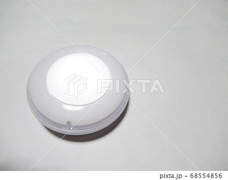 明かりの点いたタッチライト 68554856