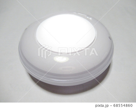 明かりの点いたタッチライト 68554860