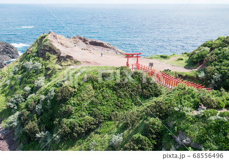 元乃隅神社の鳥居井と岬の景色 元乃隅神社の鳥居井と岬の景色 68556496