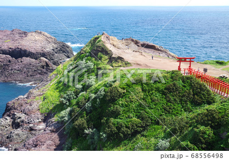 元乃隅神社の鳥居井と岬の景色 元乃隅神社の鳥居井と岬の景色 68556498