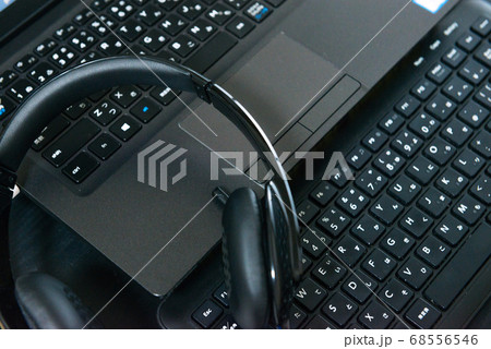 パソコンとヘッドホン 68556546
