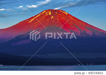 葛飾北斎が見た赤富士の写真素材