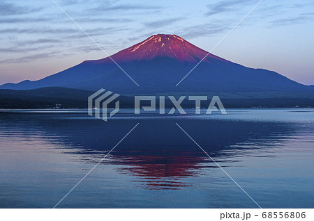 葛飾北斎が見た赤富士の写真素材