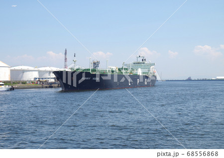川崎港で荷役をするLPG船の景色 68556868