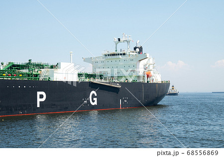 川崎港で荷役をするLPG船の景色 68556869