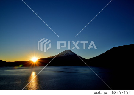 本栖湖からの富士山の日の出 本栖湖からの富士山の日の出 68557159