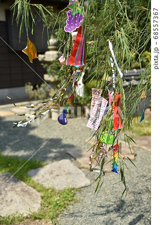 七夕飾り 後ろに灯篭 七夕飾り 後ろに灯篭 68557367